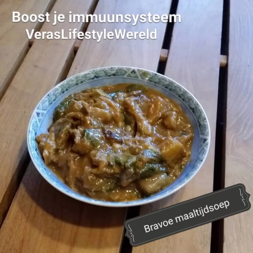 Surinaamse Bravoe - cassavesoep met kip