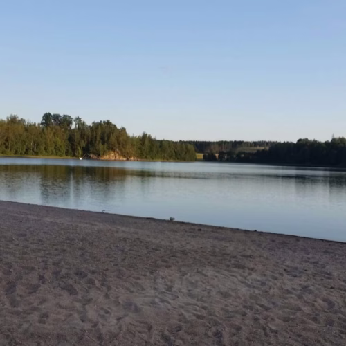 Uitzicht over het meer Kärnsjön bij Haby, Uddevalla in Zweden
