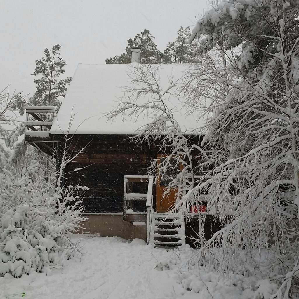 Zweeds Huisje 'Dutch Treat' in de winter staat in Munkedal en vlakbij Uddevalla in Zweden