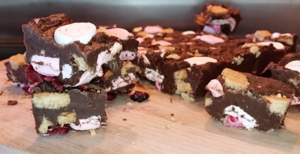 Recept rocky road chocolade fudge - Een berg fudge in weinig tijd en geschikt voor beginners