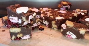 Recept rocky road chocolade fudge - Een berg fudge in weinig tijd en geschikt voor beginners