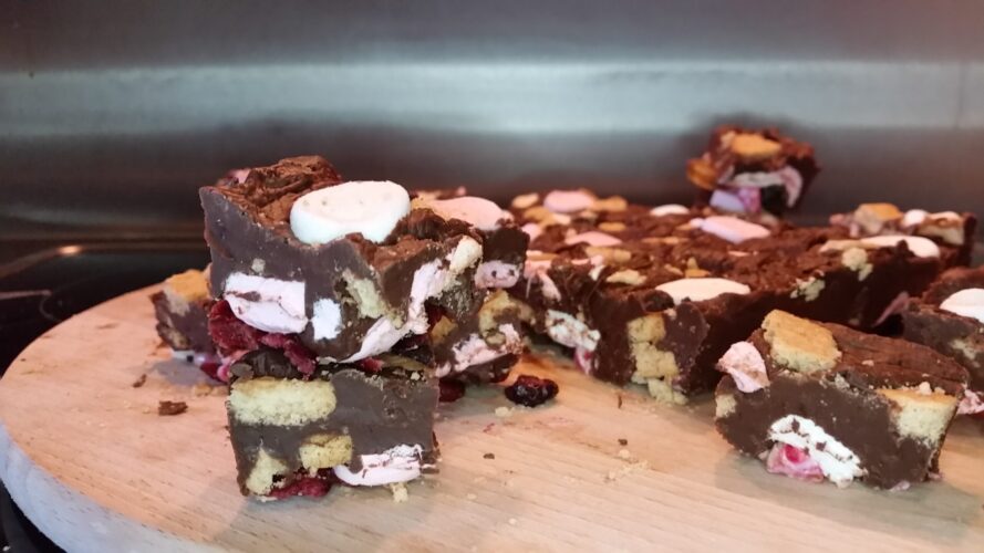 Kids Rocky Road Chocolade Fudge | No-Bake Budgetrecept