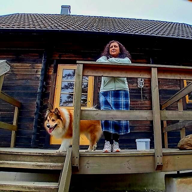 Auteur en contentspecialist V.P. Ramman met haar IJslandse hond Odin
