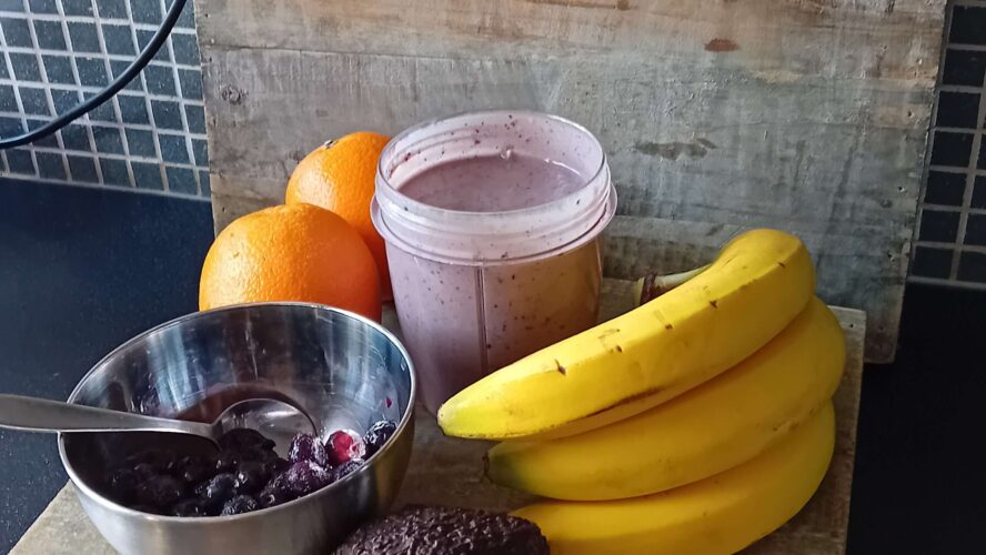 Romige vegan silken tofu smoothie zonder toegevoegde suikers
