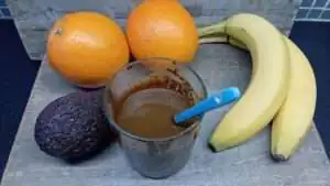 Twee recepten voor plantaardige haarverf met henna voor het kleuren van grijs en wit haar zonder citrusfruit