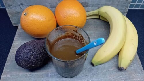 Twee recepten voor plantaardige haarverf met henna voor het kleuren van grijs en wit haar zonder citrusfruit