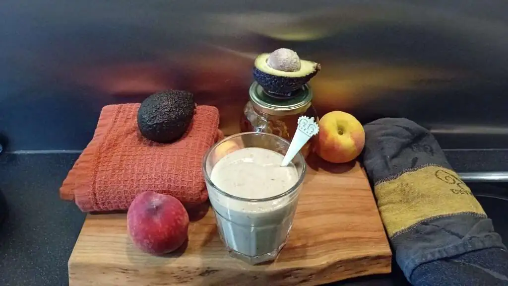 Vegan smoothie met avocado, perzik en banaan