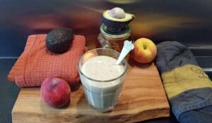 Vegan smoothie met avocado en perzik