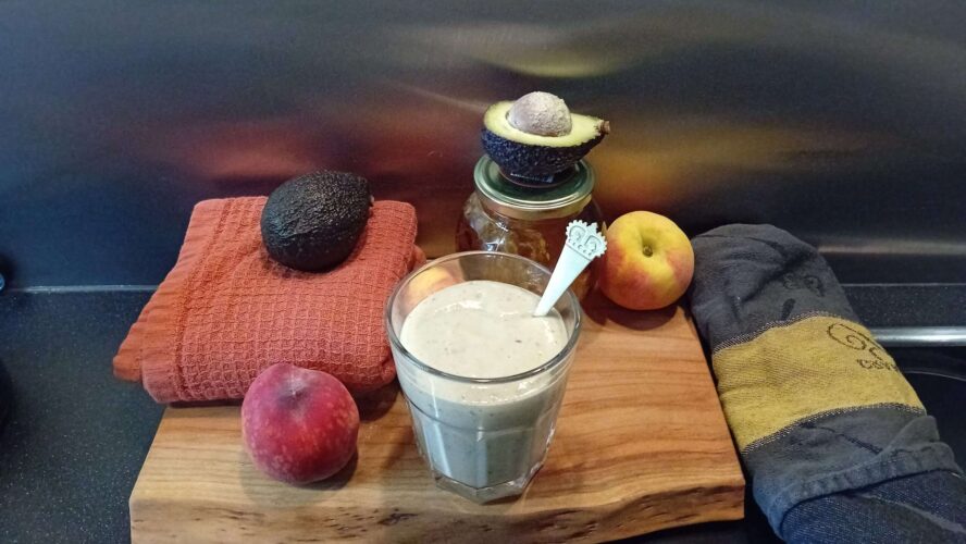 Vegan smoothie met avocado en perzik