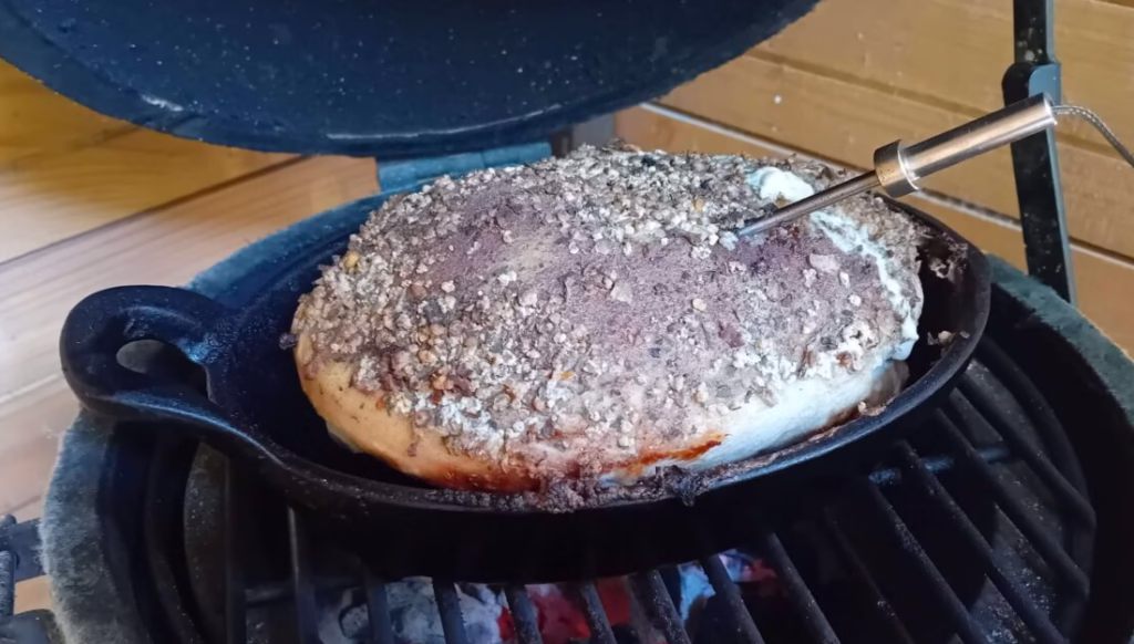 Gepekelde kalkoen met bbq rub uit de kamado of barbecue met deksel - Gemakkelijk te volgen recept