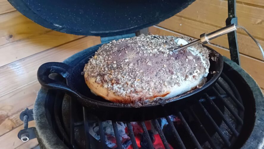 Gepekelde kalkoen met bbq rub uit de kamado of barbecue met deksel - Gemakkelijk te volgen recept