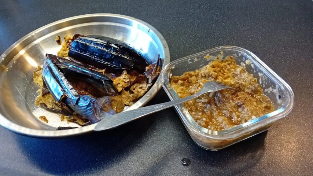 Surinaamse bhata chokha | Chutney van gerookte en gepofte aubergine | Kamado recept