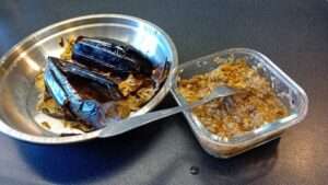 Surinaamse bhata chokha | Chutney van gerookte en gepofte aubergine | Kamado recept
