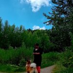Auteur V.P. Ramman met haar IJslandse hond Odin