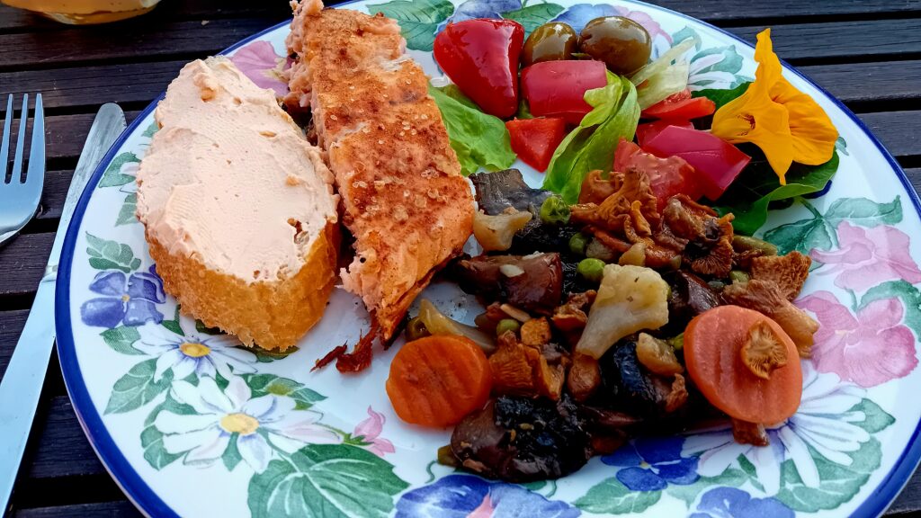 Gegrilde zalmfilet met rietsuiker en chili, groentepannetje met cantharellen en salade