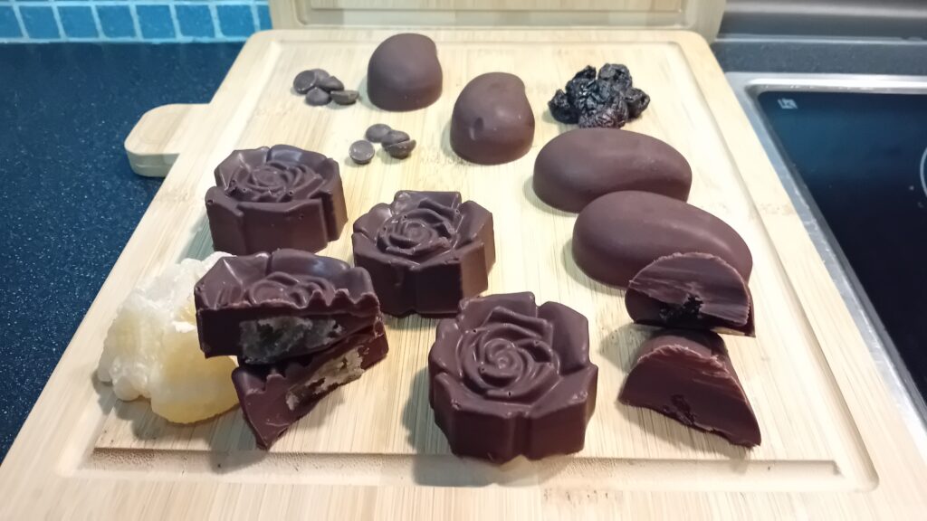 Suikerarme vegan chocoladebonbons met gedroogd fruit | Budgetrecept met twee ingredienten