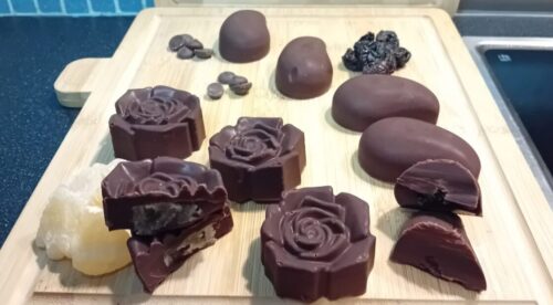 Suikerarme vegan chocoladebonbons met gedroogd fruit | Budgetrecept met twee ingredienten