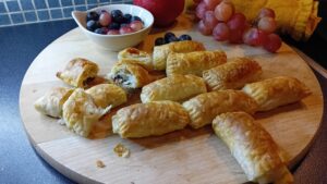 Bladerdeeghapjes met chocolade of kaas - Budgetrecept met slechts 3 ingrediënten