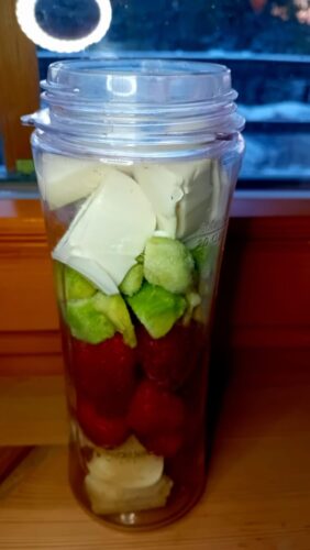 Zijdezachte smoothie met aardbei en avocado recept