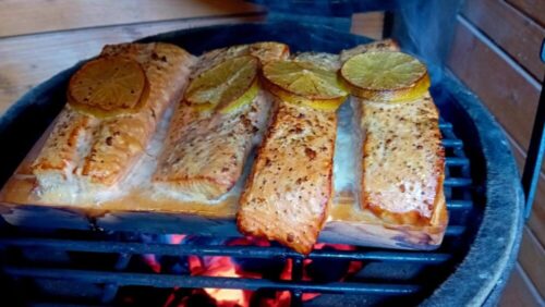 Hoe grill je zalm met limoenpeper op een rookplank? Met recept | Vis uit de kamado