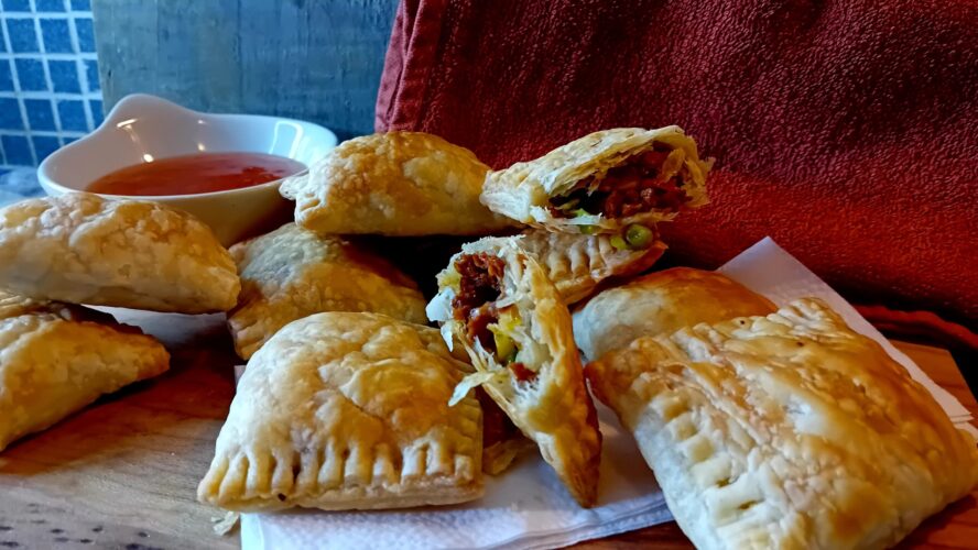 Snelle hartige Surinaamse pasteitjes | Vegan snackrecept