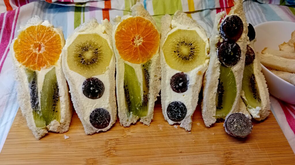 Fruit sando | Japanse fruit sandwiches in bloemvorm
