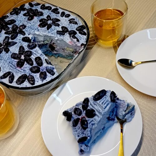 Blue matcha tiramisu | Fusion recept met honingbessen en bramen